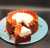 Bolo Piscina Red Velvet com Creme Branco e Morangos (MIL DOCES)