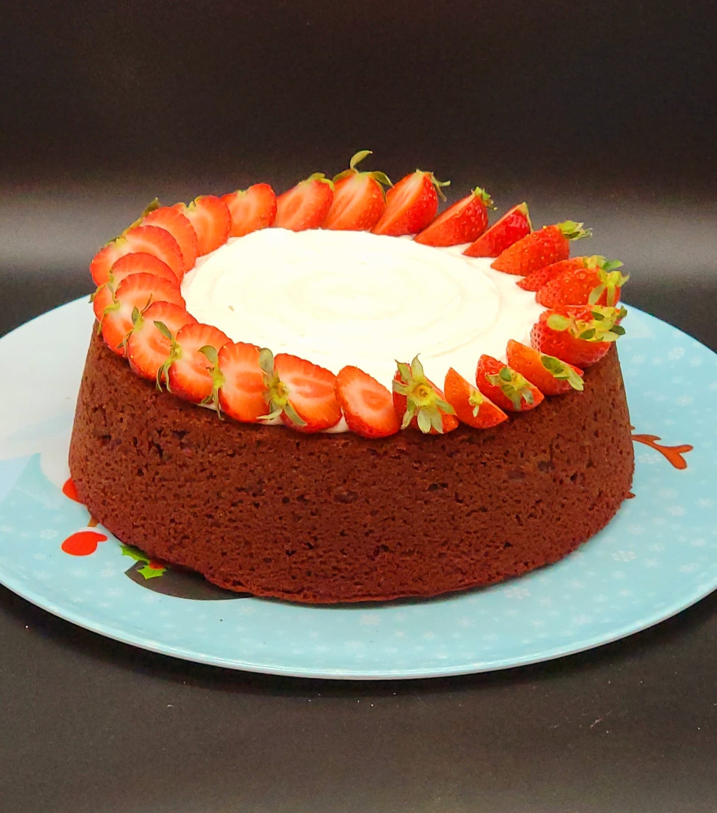 Bolo Piscina Red Velvet com Creme Branco e Morangos (MIL DOCES)