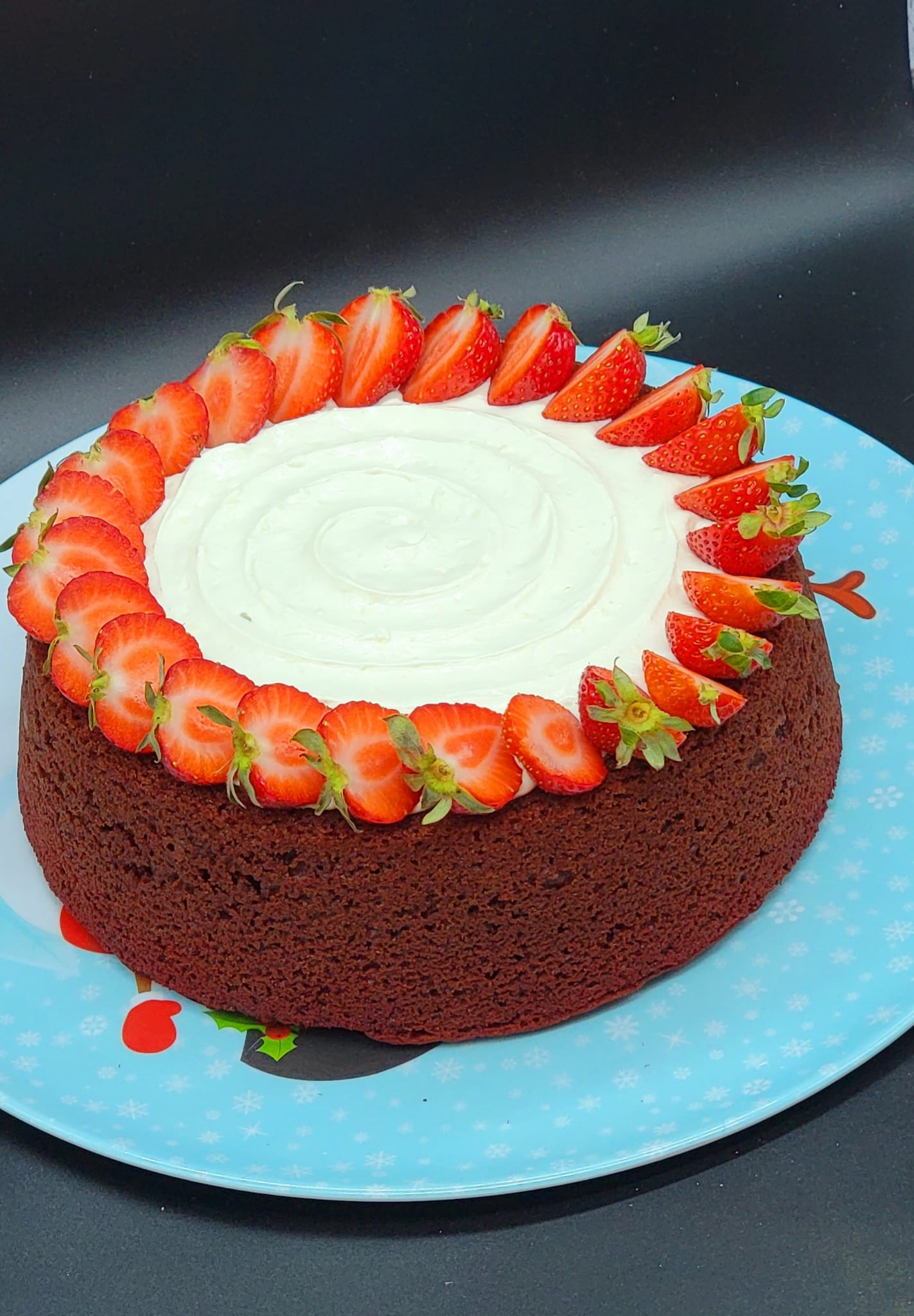 Bolo Piscina Red Velvet com Creme Branco e Morangos (MIL DOCES)