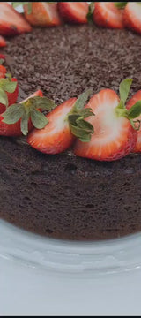 Bolo Piscina de Chocolate com Brigadeiro Belga e Morangos (MIL DOCES)